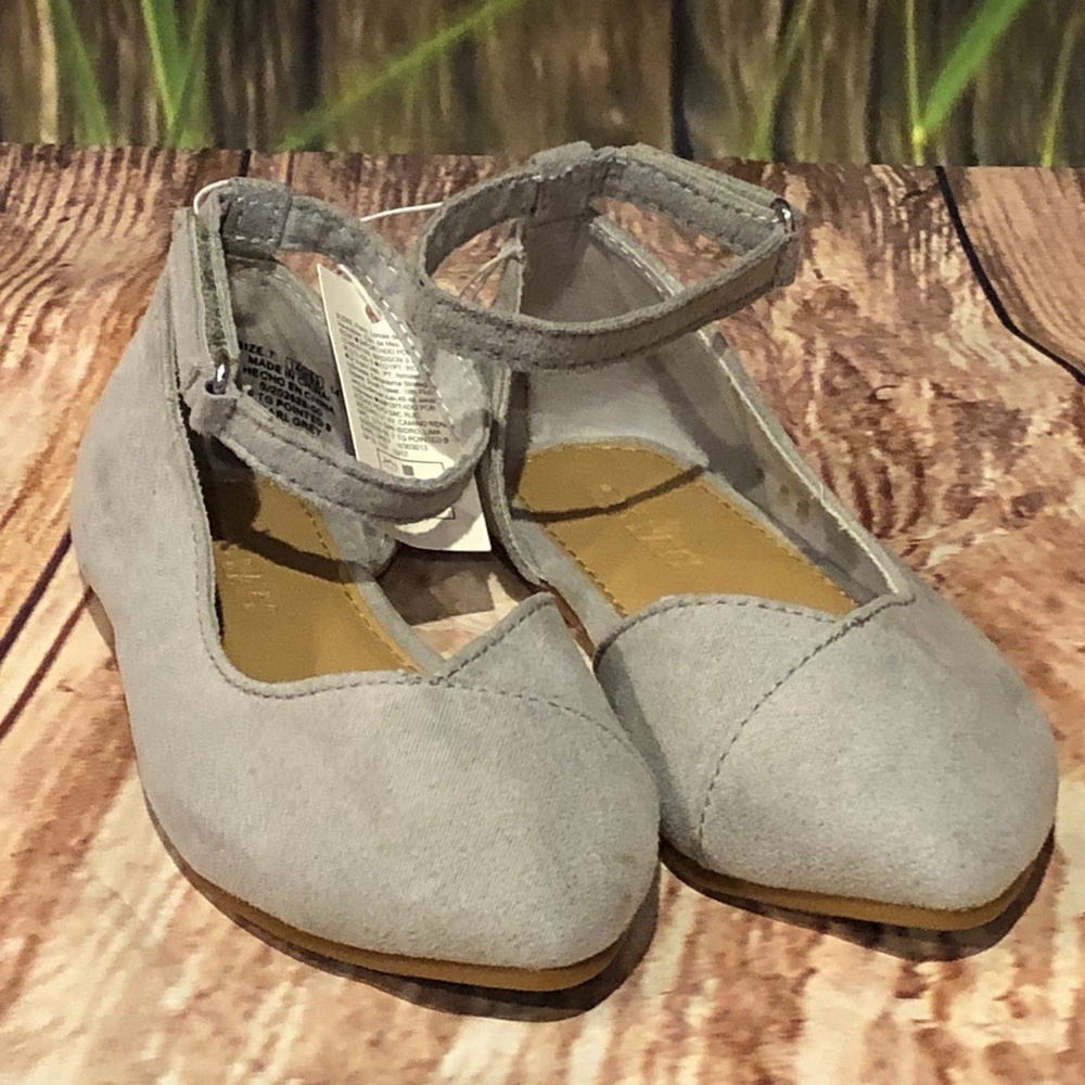 NWT Gray Suede Flats